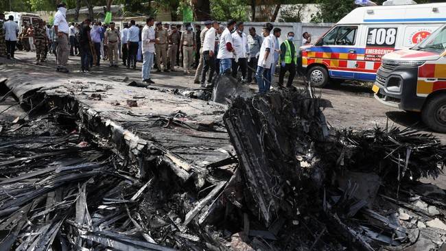 Pesawat Air India jatuh dan meledak di Ahmedabad, Kamis (12/6/2025) waktu setempat. (Foto: REUTERS/Amit Dave)