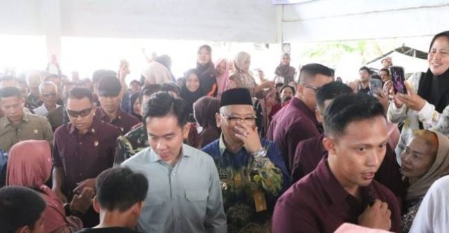 Gibran Rakabuming Raka didampingi Bupati Tabalong H. Muhammad Noor Rifani (berpeci). 