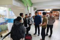 Kepala BP3MI Kepri Kombes Pol Imam Riyadi menemui empat PMI non-prosedural yang dicegah keberangkatannya di Pelabuhan Batam Center, Kota Batam, Kepri, Sabtu (1/6/2025). (ANTARA/HO-BP3MI Kepri)