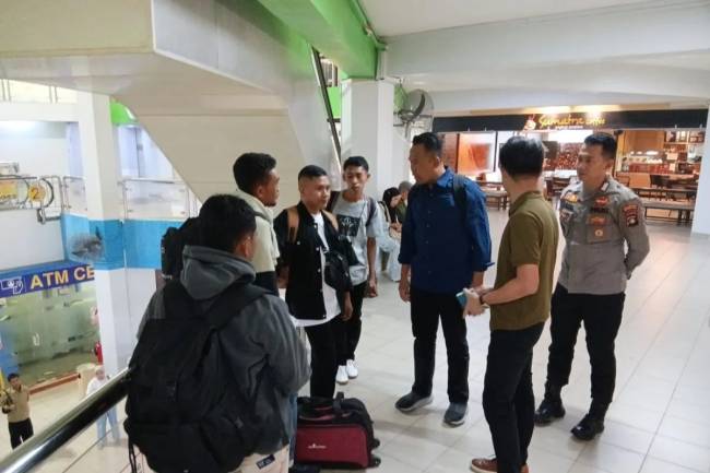 
Kepala BP3MI Kepri Kombes Pol Imam Riyadi menemui empat PMI non-prosedural yang dicegah keberangkatannya di Pelabuhan Batam Center, Kota Batam, Kepri, Sabtu (1/6/2025). (ANTARA/HO-BP3MI Kepri)