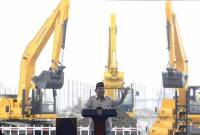Presiden Prabowo Subianto menyampaikan sambutannya saat peletakan batu pertama (groundbreaking) pembangunan proyek Ekosistem Industri Baterai Kendaraan Listrik Terintegrasi Konsorsium ANTAM-IBC-CBL di Artha Industrial Hill, Karawang, Jawa Barat, Minggu (29/6/2025). (ANTARA FOTO/M Adimaja)