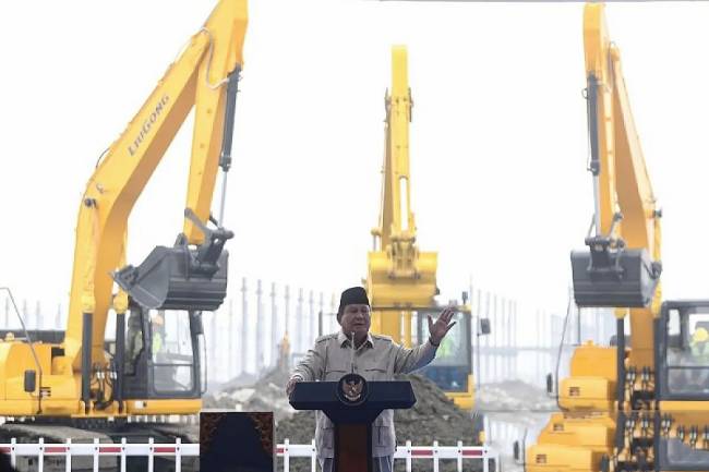 Presiden Prabowo Subianto menyampaikan sambutannya saat peletakan batu pertama (groundbreaking) pembangunan proyek Ekosistem Industri Baterai Kendaraan Listrik Terintegrasi Konsorsium ANTAM-IBC-CBL di Artha Industrial Hill, Karawang, Jawa Barat, Minggu (29/6/2025). (ANTARA FOTO/M Adimaja)