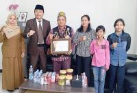 Kepala DPMPD Kaltim Puguh Harjanto (dua dari kiri) bersama Ketua MHA Benuaq Telimuk Elsa Wijaya (ketiga dari kiri). Elsa Wijaya bersama istri dan anaknya saat mengunjungi Kantor DPMPD Kaltim. (Foto: ANTARA/M Ghofar)