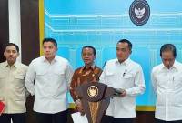 Menteri Sekretaris Negara Prasetyo Hadi (dua kanan) bersama sejumlah menteri Kabinet Merah Putih dan Sekretaris Kabinet Teddy Indra Wijaya saat jumpa pers di Kantor Presiden, Istana Kepresidenan RI, Jakarta, Selasa (10/6/2025), mengumumkan pencabutan empat izin usaha pertambangan di Kabupaten Raja Ampat, Papua Barat Daya. (Foto: ANTARA/Andi Firdaus)