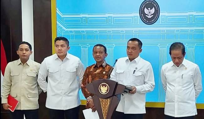 Menteri Sekretaris Negara Prasetyo Hadi (dua kanan) bersama sejumlah menteri Kabinet Merah Putih dan Sekretaris Kabinet Teddy Indra Wijaya saat jumpa pers di Kantor Presiden, Istana Kepresidenan RI, Jakarta, Selasa (10/6/2025), mengumumkan pencabutan empat izin usaha pertambangan di Kabupaten Raja Ampat, Papua Barat Daya. (Foto: ANTARA/Andi Firdaus)