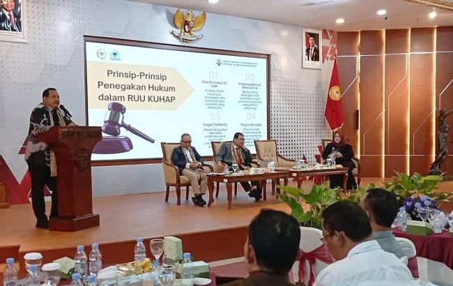 Anggota Komisi III DPR RI Rikwanto menyampaikan paparan dalam Seminar Nasional bertajuk “RUU KUHAP: Solusi atau Masalah Baru dalam Penegakan Hukum di Indonesia” yang digelar di Fakultas Hukum Universitas Jenderal Soedirman (Unsoed), Purwokerto, Kabupaten Banyumas, Jawa Tengah, Senin (16/6/2025). (Foto: ANTARA/Sumarwoto)