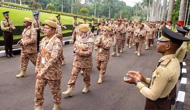 Sejumlah kepala daerah berjalan masuk untuk mengikuti retret gelombang kedua di kampus IPDN Jatinangor, Sumedang, Jawa Barat, Minggu (22/6/2025). Sebanyak 86 kepala daerah se-Indonesia mengikuti pelaksanaan retret gelombang kedua Kementerian Dalam Negeri yang dilaksanakan dari 22-26 Juni. (Foto: ANTARA FOTO/Novrian Arbi)