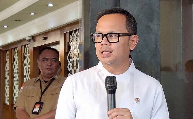 Wakil Menteri Dalam Negeri (Wamendagri) Bima Arya Sugiarto berikan keterangan kepada wartawan di kantor Kementerian Dalam Negeri, Jakarta, Senin (16/6/2025). (Foto: ANTARA/Fianda S Rassat)