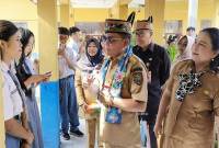 Gubernur Kalteng Agustiar Sabran berbincang dengan siswa saat meninjau kondisi SMA Negeri 3 Palangka Raya, Selasa (10/6/2025). (Foto: ANTARA/M Arif Hidayat)