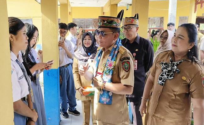 Gubernur Kalteng Agustiar Sabran berbincang dengan siswa saat meninjau kondisi SMA Negeri 3 Palangka Raya, Selasa (10/6/2025). (Foto: ANTARA/M Arif Hidayat)