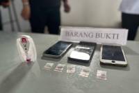 Barang bukti narkoba dan handphone yang disita oleh petugas Lapas Perempuan Kalbar. (Foto: ANTARA/HO-Humas Menkum Kalbar)
