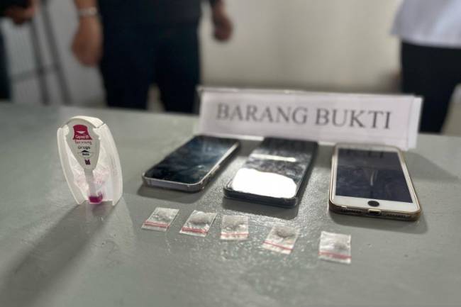 Barang bukti narkoba dan handphone yang disita oleh petugas Lapas Perempuan Kalbar. (Foto: ANTARA/HO-Humas Menkum Kalbar)