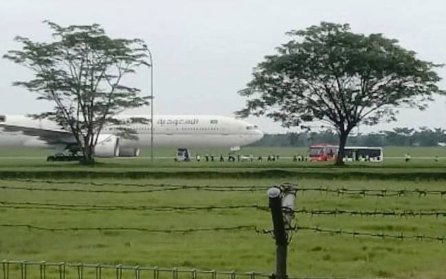 Pesawat Saudi Airlines SV5276 rute Jeddah–Jakarta saat mendarat di Bandara Internasional Kualanamu, Deli Serdang, Sumatera Utara, Selasa (17/6/2025). (Foto: ANTARA/Ho-Humas Puspen TNI)