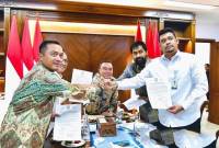 Gubernur Sumatera Utara Bobby Nasution dan Gubernur Aceh Muzakir Manaf melakukan penandatanganan kesepakatan bersama mengenai empat pulau yang disaksikan langsung oleh Menteri Dalam Negeri Tito Karnavian dan Menteri Sekretaris Negara Prasetyo Hadi dalam rapat di Wisma Negara, Istana Kepresidenan Jakarta, Selasa (17/6/2025). (Foto: ANTARA/HO-Biro Pers Setpres)