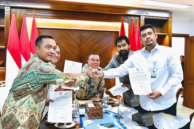 Gubernur Sumatera Utara Bobby Nasution dan Gubernur Aceh Muzakir Manaf melakukan penandatanganan kesepakatan bersama mengenai empat pulau yang disaksikan langsung oleh Menteri Dalam Negeri Tito Karnavian dan Menteri Sekretaris Negara Prasetyo Hadi dalam rapat di Wisma Negara, Istana Kepresidenan Jakarta, Selasa (17/6/2025). (Foto: ANTARA/HO-Biro Pers Setpres)