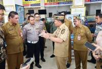 Gubernur Kalteng Agustiar Sabran saat sidak ke Kantor Samsat, Palangka Raya, Selasa (10/6/2025). (Foto: ANTARA/M Arif Hidayat)