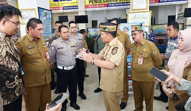 Gubernur Kalteng Agustiar Sabran saat sidak ke Kantor Samsat, Palangka Raya, Selasa (10/6/2025). (Foto: ANTARA/M Arif Hidayat)