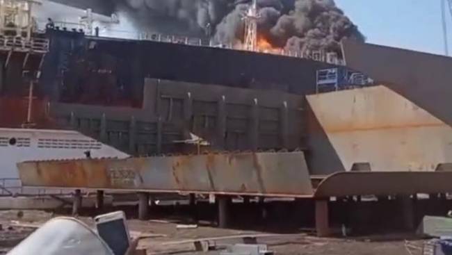 Tangkapan Layar kapal terbakar di PT ASL, Batu Aji, Batam, Kepulauan Riau (Kepri). (Dok. Istimewa)