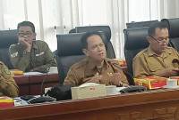 Plt Kepala Disdikbud Kaltim Armin (tengah) saat rapat dengar pendapat terkait SPMB dengan DPRD Kaltim, di Samarinda, Selasa (10/6/2025). (Foto: ANTARA/A Rifandi)