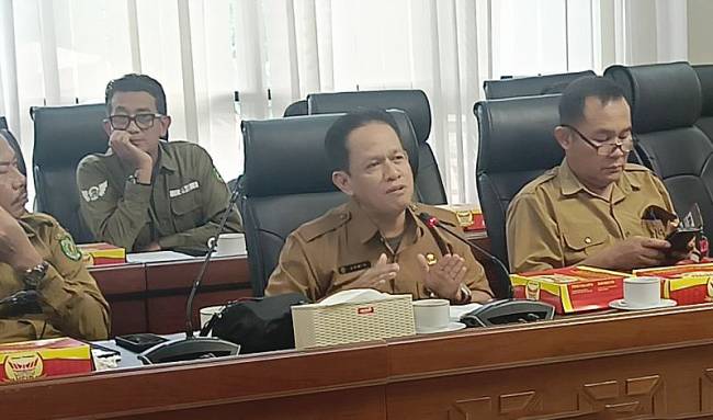 Plt Kepala Disdikbud Kaltim Armin (tengah) saat rapat dengar pendapat terkait SPMB dengan DPRD Kaltim, di Samarinda, Selasa (10/6/2025). (Foto: ANTARA/A Rifandi)