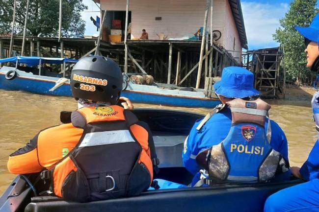 Tim SAR gabungan saat mencari warga yang diterkam buaya di Berau. (Foto: ANTARA/HO-SAR Berau)