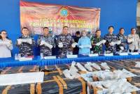 Jajaran TNI AL menunjukan barang bukti benih lobster saat konferensi pers di Cilegon, Banten, Minggu (1/6/2025). (ANTARA/HO-Susmiyatun Hayati)