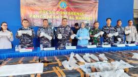 Jajaran TNI AL menunjukan barang bukti benih lobster saat konferensi pers di Cilegon, Banten, Minggu (1/6/2025). (ANTARA/HO-Susmiyatun Hayati)