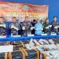 Jajaran TNI AL menunjukan barang bukti benih lobster saat konferensi pers di Cilegon, Banten, Minggu (1/6/2025). (ANTARA/HO-Susmiyatun Hayati)