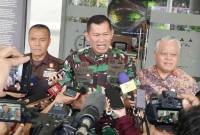 Kepala Pusat Penerangan (Kapuspen) Mabes TNI Mayjen TNI Kristomei Sianturi (tengah) berbicara dengan awak media di Gedung Jaksa Agung Bidang Tindak Pidana Militer (Jampidmil) di Jakarta, Jumat (20/6/2025). (Foto: ANTARA/Nadia P Rahmani)