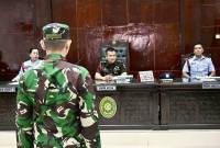 Terdakwa Kelasi Satu Jumran berdiri di hadapan majelis hakim mengikuti agenda sidang lanjutan terkait kasus pembunuhan jurnalis Juwita di Pengadilan Militer (Dilmil) I-06 Banjarmasin, Kota Banjarbaru, Kalimantan Selatan, Rabu (11/6/2025). (Foto: ANTARA/Tumpal A Aritonang)
