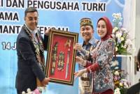 Gubernur Kalteng Agustiar Sabran didampingi istri menyerahkan cenderamata kepada Senator Turki Serkan Bayram di Palangka Raya, Sabtu (14/6/2025) malam. (Foto: ANTARA/HO-Biro Adpim Pemprov Kalteng)