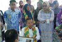 Wakil Menteri Pendidikan Dasar dan Menengah (Wamendikdasmen) RI Fajar Riza Ul Haq saat meninjau langsung pelaksanaan Seleksi Penerimaan Murid Baru (SPMB) di SMPN 7 dan SMAN 3 di Kota Banjarmasin, Kalimantan Selatan, Jumat (20/6/2025). (Foto: ANTARA/HO-Humas Pemkot Banjarmasin)

