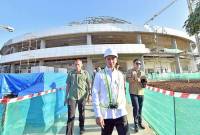 Wakil Presiden Gibran Rakabuming Raka saat meninjau pembangunan Masjid Negara IKN pada akhir Mei 2025. (ANTARA/Agus Suprapto)