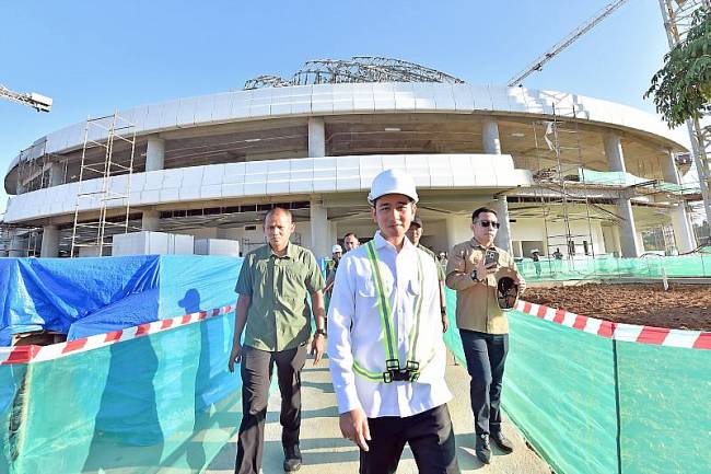 Wakil Presiden Gibran Rakabuming Raka saat meninjau pembangunan Masjid Negara IKN pada akhir Mei 2025. (ANTARA/Agus Suprapto)