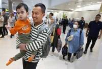 Sejumlah Warga Negara Indonesia (WNI) berjalan keluar terminal setibanya dari Iran di Terminal 3 Bandara Soekarno Hatta, Selasa (24/6/2025). (ANTARA/M Iqbal)