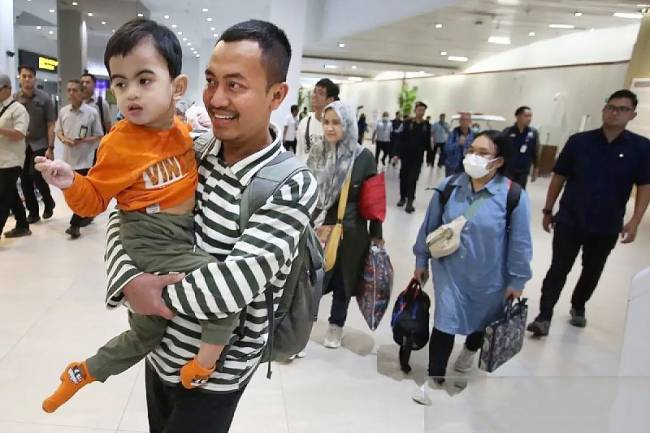 Sejumlah Warga Negara Indonesia (WNI) berjalan keluar terminal setibanya dari Iran di Terminal 3 Bandara Soekarno Hatta, Selasa (24/6/2025). (ANTARA/M Iqbal)
