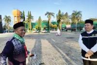 H Muhammad Yusuf Bulhasan jemaah haji Kloter 1 Debarkasi Banjarmasin saat berbincang dengan Ketua PPIH Embarkasi Banjarmasin Kalsel H Muhammad Tambrin saat tiba di Tanah Air di Asrama Haji Banjarbaru, Minggu (15/6/2025). (Foto: ANTARA/HO-Kemenag Kalsel)