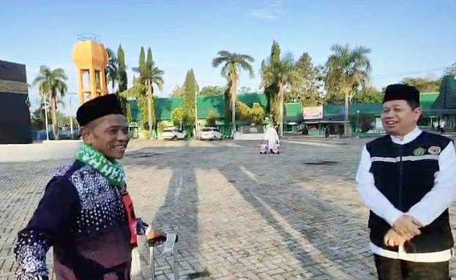 H Muhammad Yusuf Bulhasan jemaah haji Kloter 1 Debarkasi Banjarmasin saat berbincang dengan Ketua PPIH Embarkasi Banjarmasin Kalsel H Muhammad Tambrin saat tiba di Tanah Air di Asrama Haji Banjarbaru, Minggu (15/6/2025). (Foto: ANTARA/HO-Kemenag Kalsel)