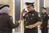 Kajati Kalsel, Rina Virawati ketika melakukan pelantikan, Selasa (29/7/2025) SuarIndonesia/Ist)