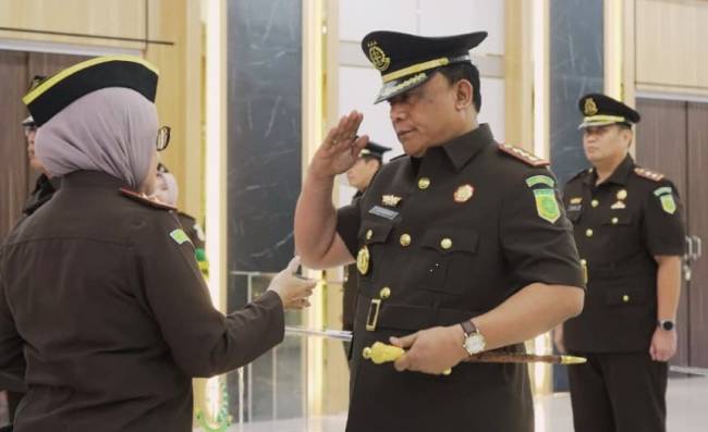 Kajati Kalsel, Rina Virawati ketika melakukan pelantikan, Selasa (29/7/2025) SuarIndonesia/Ist)