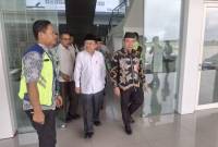Pj Sekdaprov Kalsel saat menjemput kedatangan Ketua DMI, Jusuf Kalla di Bandara Syamsudin Noor. Foto : MC Kalsel