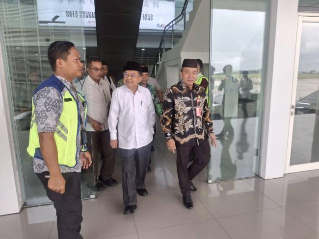Pj Sekdaprov Kalsel saat menjemput kedatangan Ketua DMI, Jusuf Kalla di Bandara Syamsudin Noor. Foto : MC Kalsel