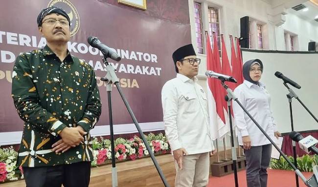(Dari kiri ke kanan) Menteri Sosial Saifullah Yusuf, Menteri Koordinator Bidang Pemberdayaan Masyarakat Abdul Muhaimin Iskandar, dan Kepala BPS Amalia Adininggar Widyasanti dalam konferensi pers di Jakarta, Selasa (8/7/2025). (ANTARA/Anita P Dewi)