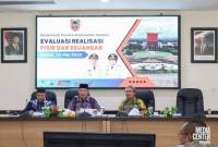 Gubernur Kalsel menyampaikan arahan pada Rapat Evaluasi Realisasi Fisik dan Keuangan Triwulan II 2025. Foto : MC Kalsel