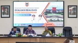 Gubernur Kalsel menyampaikan arahan pada Rapat Evaluasi Realisasi Fisik dan Keuangan Triwulan II 2025. Foto : MC Kalsel