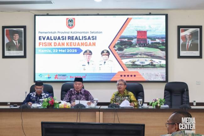 Gubernur Kalsel menyampaikan arahan pada Rapat Evaluasi Realisasi Fisik dan Keuangan Triwulan II 2025. Foto : MC Kalsel