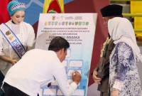 Gubernur Kalsel didampingi istri menyaksikan penandantangan komitmen bersama penyelenggaraan program posyandu. Foto : MC Kalsel