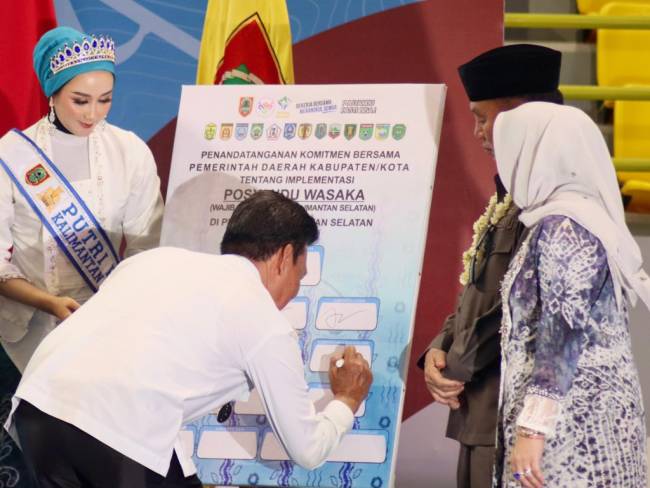 Gubernur Kalsel didampingi istri menyaksikan penandantangan komitmen bersama penyelenggaraan program posyandu. Foto : MC Kalsel