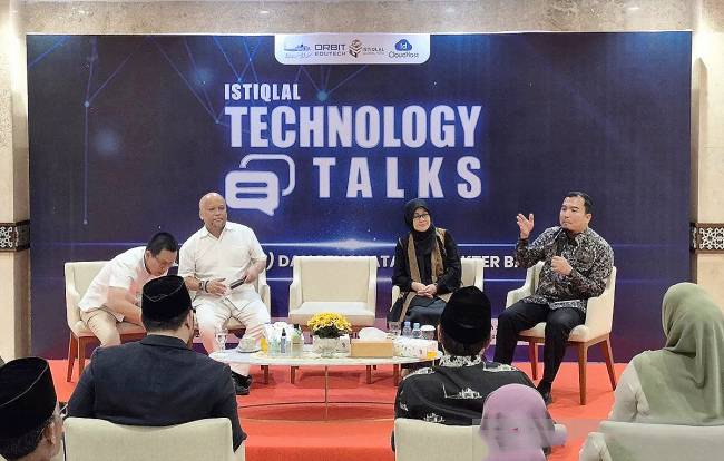 Ketua Tim Pelaksana Dewan Teknologi Informasi dan Komunikasi Nasional (Wantiknas) Ilham Akbar Habibie (kedua kiri) dan Direktur Utama BAKTI Kementerian Komunikasi dan Digital (Komdigi) Fadhilah Mathar (kedua kanan) dalam diskusi di Masjid Istiqlal, Jakarta, Rabu (9/7/2025). (ANTARA/Sean Filo M)