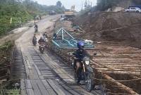 Pengerjaan Jembatan Sei Nango permanen di Desa Tewang Pajangan, Kecamatan Kurun, Kabupaten Gunung Mas. (ANTARA/Chandra)